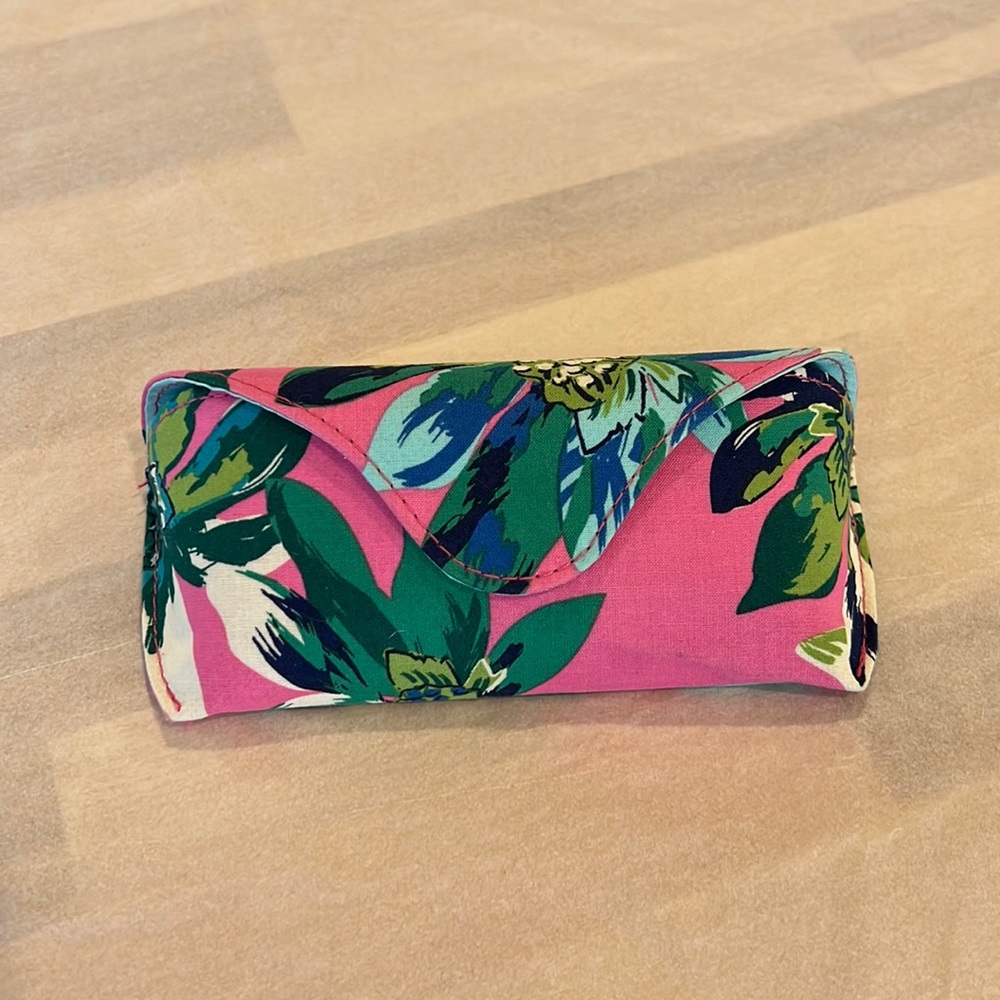 Hard magnetic floral eyeglass case